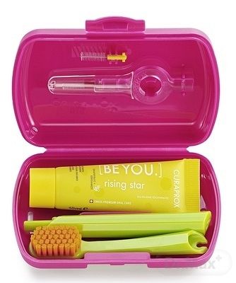 Curaprox Travel Set zubná kefka + CPS medzizubné kefky 2 ks + zubná pasta 10 ml darčeková sada, magenta